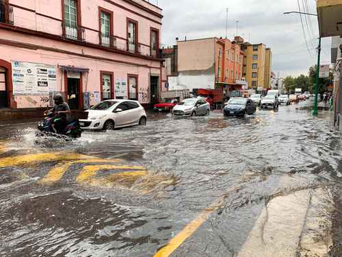 Por el aguacero de ayer, calles del Centro Histórico –como Revillagigedo– resultaron encharcadas. En la zona del Aeropuerto Internacional, el bulevar se volvió a anegar, por lo que efectivos del Heroico Cuerpo de Bomberos trabajaron para destapar coladeras y disminuir el nivel del agua, lo que ocasionó un gran caos vial en la zona.