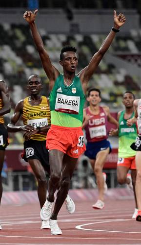 En el inicio de las pruebas de atletismo en Tokio, Selemon Barega se colgó el primer título.