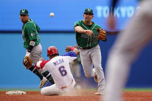 El ex ligamayorista Daniel Espinosa lanza a la primera base para una doble jugada y forzar a Erick Mejía de República Dominicana.