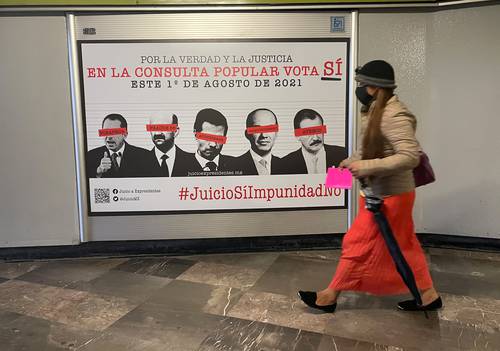 Carteles sobre la consulta popular en los andenes del Metro.