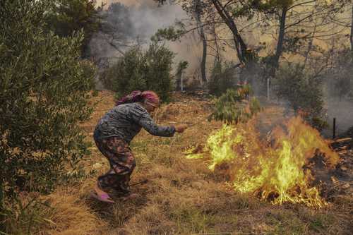 Incendio en la villa de Kacarlar, cerca del pueblo de Manavgat, en la costa mediterránea de Turquía.