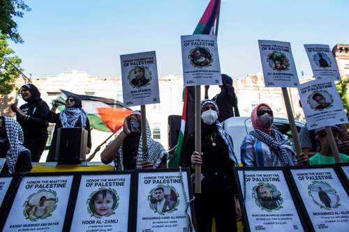 En Brooklyn, Nueva York, se efectuó ayer una manifestación de respaldo a Palestina. Las víctimas del ejército israelí fueron recordadas con carteles.