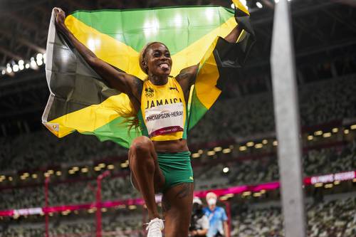 Elaine Thompson-Herah superó a la favorita Shelly-Ann Fraser-Pryce y a Shericka Jackson, plata y bronce, respectivamente.