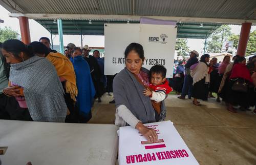 Unos mil 300 indígenas tsotsiles de las comunidades La Candelaria, Nuevo Corralchén, Corazón de María, La Sierra y Escalón, en los altos de Chiapas, participaron en la consulta ciudadana.