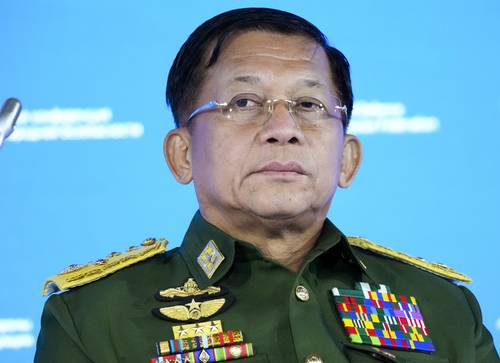 El comandante en jefe del ejército de Myanmar, Min Aung Hlaing (en imagen de archivo), formó ayer un gobierno provisional y reiteró su promesa de celebrar elecciones generales en dos años, en un discurso televisado. Casi seis meses después del golpe de Estado, la Comisión Electoral anuló el resultado de los comicios generales del 8 de noviembre pasado que dieron la victoria a la Liga Nacional para la Democracia (LND), partido de Aung San Suu Kyi, con el argumento de que hubo un fraude masivo. Esta decisión allana el camino para la disolución de la LND. El 1º de febrero pasado, pocas horas antes de constituirse el nuevo Parlamento, los militares dieron un golpe, decretaron el estado de emergencia por un año y detuvieron a numerosos líderes políticos, entre ellos el presidente Win Myint y la gobernante de facto, Suu Kyi.