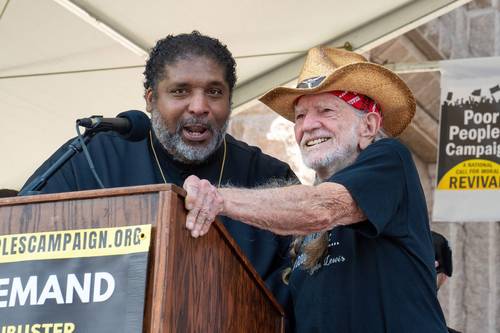 Marchas y acciones de desobediencia civil se llevan a cabo en Estados Unidos en rechazo a iniciativas republicanas para la supresión del voto. El fin de semana el reverendo William Barber y el cantante Willie Nelson participaron en una manifestación en defensa del derecho al voto, afuera del Congreso de Texas.