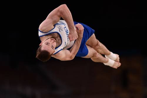  Artem Dolgopyat se llevó el oro en la prueba de suelo. Foto Afp