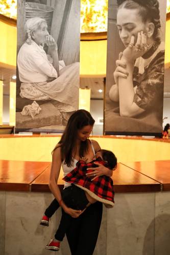 Años de políticas públicas que favorecieron los intereses de la industria, y la publicidad, han influenciado la conducta de las madres al grado de desplazar los beneficios del amamantamiento directo por productos que no se equiparan a la leche materna o desalientan darla en lugares públicos.