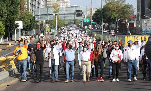 Petromex, sindicato disidente de Petróleos Mexicanos, encabezó ayer la movilización a la Secretaría de Gobernación.