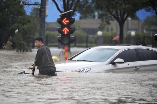 El gobierno de la provincia china de Henan informó ayer que 302 personas murieron, 50 están en la lista de desaparecidos y 54 viviendas se derrumbaron debido a las lluvias torrenciales que también inundaron la red del Metro. Videos difundidos en Internet mostraban a personas atrapadas en los vagones mientras subía el nivel del agua.