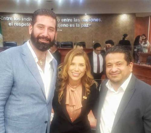 Luego de algunos desencuentros con el gobernador Jaime Bonilla, la gobernadora electa de Baja California, la morenista Marina del Pilar Ávila, se acercó a la familia del empresario Carlos Hank Rhon y se tomó una foto con Juan Carlos Hank Krauss (izquierda), hijo del dueño de Grupo Caliente, durante una reunión en el Congreso local.