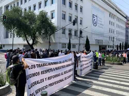Trabajadores de la FGJ bloquearon la avenida Doctor Río de la Loza, frente a las instalaciones de la dependencia, en protesta porque, dijeron, sus derechos laborales son violentados con las evaluaciones a que son sujetos por sus jefes.