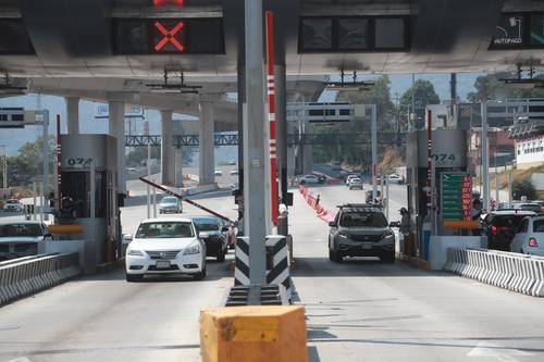 Las tarifas en los tramos carreteros México-Cuernava y México-Acapulco aumentaron su precio a partir del 2 de agosto. El Fondo Nacional de Infraestructura (Fonadin) realizó un ajuste de 3.2 por ciento en promedio a las tarifas del corredor. En la carretera México-Cuernavaca el costo del peaje ahora es de 63 pesos por moto y 126 para automóviles; para los camiones será de hasta 579 pesos. En el tramo de Cuernava a Acapulco, se cobra 261 pesos a las motos, 525 a los automóviles y hasta mil 247 pesos a un camión. Caminos y Puentes Federales de Ingresos y Servicios Conexos (Capufe), organismo encargado de operar los tramos y cobrar las tarifas, indicó que la actualización se debe al incremento en el índice de inflación.