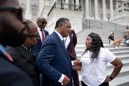 El reverendo Jesse Jackson y la representante demócrata por Missouri, Cori Bush, ayer en una protesta afuera del Capitolio para exigir otra moratoria a los desalojos.