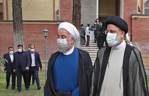 El ultraconservador Ebrahim Raisi (a la derecha) asumió ayer la presidencia de Irán, país cuyas esperanzas de sacudirse una grave crisis económica dependen de revivir el acuerdo nuclear firmado con las potencias de Occidente en 2015 por el gobernante saliente Hassan Rouhani (a la izquierda), pacto que fue desconocido por Donald Trump, ex presidente de EU.