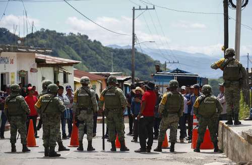 La mañana de ayer se inició la mesa de diálogo de las 83 comunidades indígenas y de los 18 barrios de Pantelhó con autoridades estatales y federales, militares e integrantes del grupo de autodefensas Los Machetes, quienes custodiaron el sitio de la reunión.