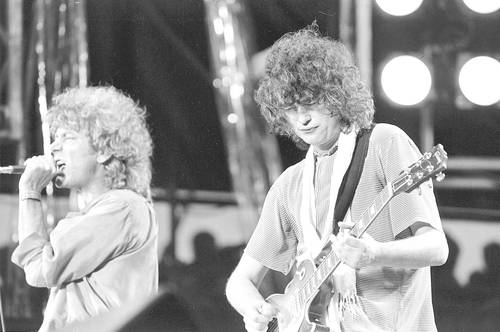 Robert Plant (izquierda) y Jimmy Page (derecha), de la banda británica durante un concierto en Filadelfia. El documental Becoming Led Zepellin se estrenará en el 78 Festival Internacional de Cine de Venecia.