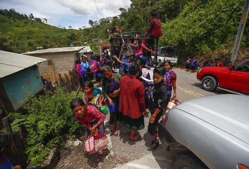 REGRESO A PANTELHÓ LUEGO DE 27 DÍAS DE EXILIO. Tras acordar con autoridades que “ya no habrá malos gobernantes”, decenas de familias regresaron a sus casas, de donde huyeron por la violencia.