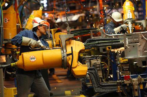 Línea de producción de una planta armadora de General Motors.