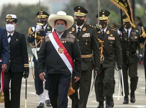 El presidente peruano, Pedro Castillo (al centro), durante un desfile militar por el Día de la Independencia el pasado 30 de julio. El gobernante dio a conocer ayer nuevos nombramientos de los altos mandos de las fuerzas armadas.