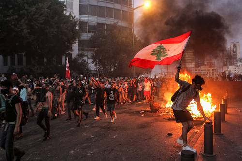 Libaneses protestaron ayer afuera del Parlamento para exigir que retiren la inmunidad a políticos implicados en las explosiones del año pasado en el puerto de Beirut.