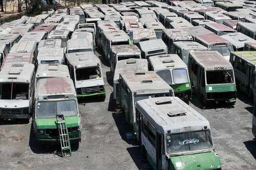 Los que en algún momento fueron símbolo del transporte colectivo en la capital, ahora esperan ser destruidos en un corralón de Periférico Sur y avenida Tláhuac.