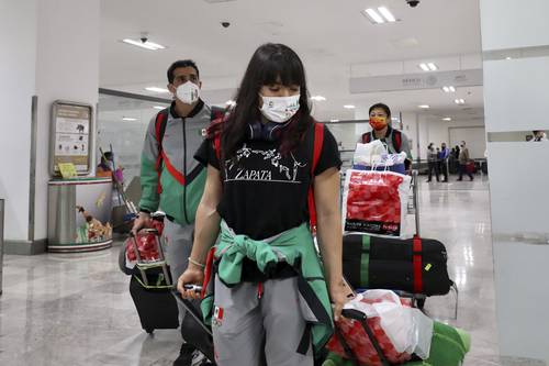 Alexa, Rommel y la entrenadora Ma Jin a su llegada al aeropuerto.