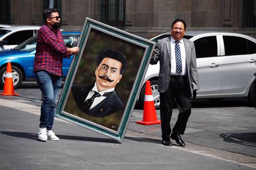 ALFÉREZ REGALA UN FLORES MAGÓN AL PRESIDENTE. El pintor Fernando Alférez (derecha) llevó ayer al presidente Andrés Manuel López Obrador un cuadro de Ricardo Flores Magón.