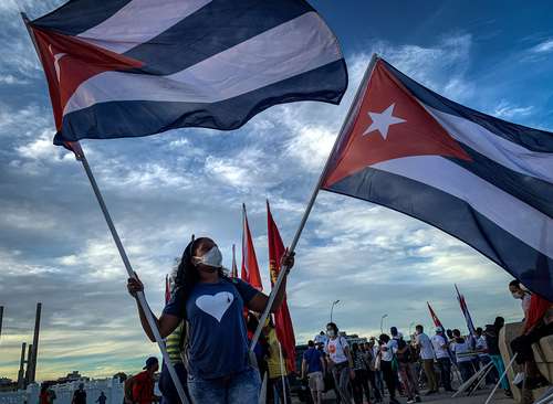 Miles de cubanos recorrieron ayer el Malecón de La Habana, en una caravana bautizada como Victoria Popular, en respaldo a la revolución, el Partido Comunista y el gobierno encabezado por el presidente Miguel Díaz-Canel.