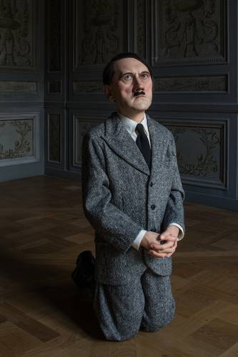  Him, 2001. Pieza de cera, cabello humano y resina poliéster, que se exhibió en el Museo La Monnaie, en París, en 2016. Foto Zeno Zotti / cortesía Archivo Maurizio Cattelan