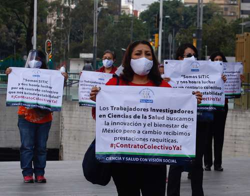 Investigadores en ciencias médicas se manifestaron ayer frente a la Secretaría de Salud.