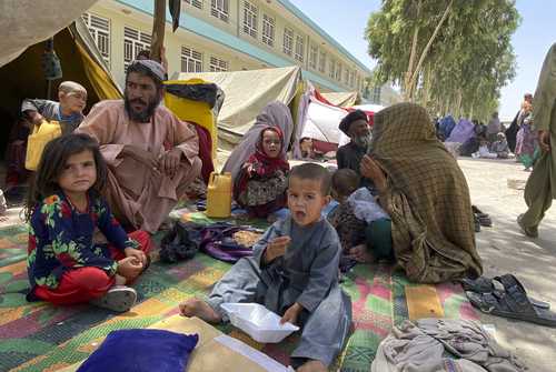 Afganos desplazados por los combates entre los talibanes y el ejército afgano, en un campamento en el distrito de Daman, al sur de Kabul.