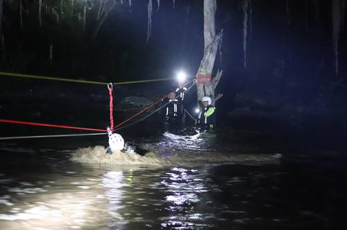 Elementos de Protección Civil del municipio de Allende, Nuevo León, rescataron entre la noche del jueves y madrugada del viernes a 25 personas que quedaron atrapadas en el río Ramos, debido a las fuertes lluvias que cayeron en la zona. En Aguas-calientes, en las recientes 48 horas las precipi-taciones pluviales dejaron tres personas lesio-nadas y daños en casas, así como árboles derri-bados.