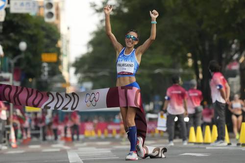 La italiana Antonella Palmisano celebra la victoria tras cruzar la meta en el circuito Parque Odori en Sapporo para dar a su país el segundo título en la marcha en Tokio.