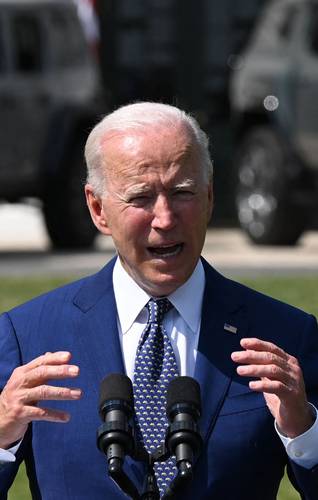 El presidente Joe Biden, delante de dos camionetas eléctricas en el jardín sur de la Casa Blanca, en Washington, DC, comenta los pasos que tomará su administración para que Estados Unidos sea líder en la producción de autos “limpios”. La imagen es del 5 de agosto pasado.