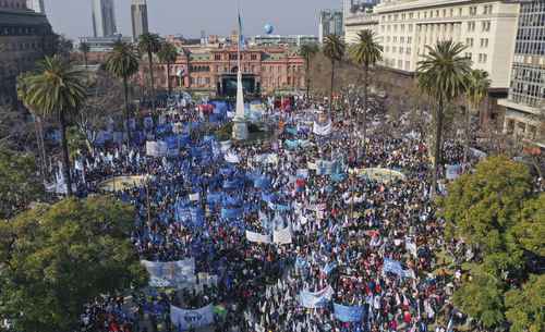 Sindicatos y agrupaciones de desocupados salieron en manifestación del santuario de San Cayetano, patrono del trabajo, hacia la Casa Rosada, en Buenos Aires, en protesta por la pobreza y la falta de empleo.