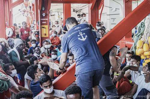Migrantes hacinados en el buque Ocean Viking, operado por la agrupación humanitaria SOS Mediterranée.