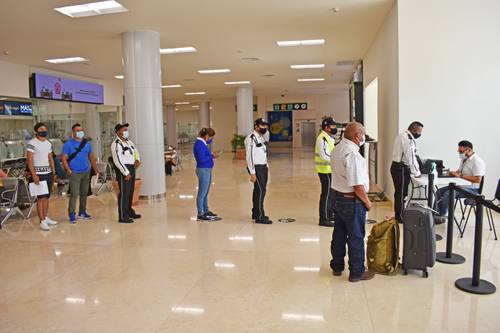 Habitantes, personal y pasajeros mayores de 30 años acudieron ayer al módulo que instalaron autoridades de Salud en el aeropuerto Internacional Ángel Albino Corzo, en Chiapas, para ser inoculados contra el Covid-19.