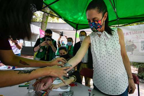 En la inauguración del nuevo Pilares en la colonia Anáhuac, la mandataria accedió a colocarse un tatuaje temporal.