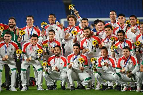 La selección de futbol recibió ayer su presea de bronce, la cuarta de ese metal para la delegación mexicana en los Juegos de Tokio.