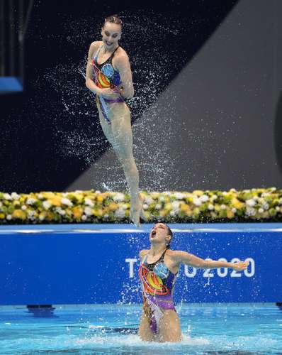  Las rusas ofrecieron una espectacular rutina en la piscina para vencer a China y Ucrania. Foto Ap