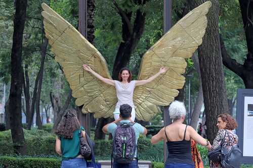 Durante un paseo dominical, turistas se toman fotos en la escultura Las Alas de México, de Jorge Marín, instalada en la capital del país.
