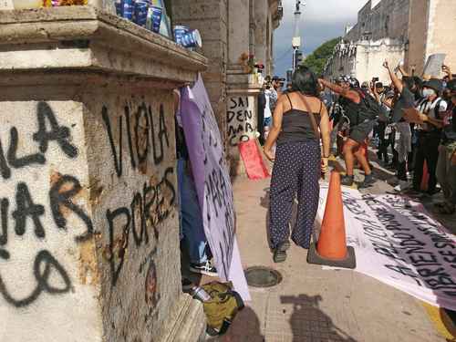 Alrededor de 50 personas se manifestaron ayer fuera del palacio de gobierno y de la seden del ayuntamiento de Mérida, Yucatán, para exigir que se haga justicia en el caso de José Eduardo R., presuntamente violado y asesinado por policías municipales.