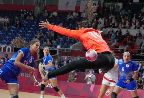  Francia obtuvo su primer título olímpico de balonmano femenino al vencer 30-25 al equipo del Comité Olímpico Ruso. Foto Ap