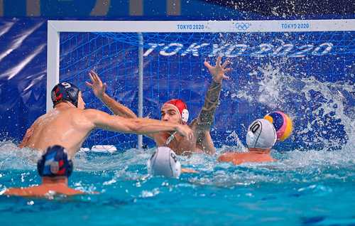  Serbia ganó su segunda áurea consecutiva en waterpolo masculino al superar 13-10 a Grecia. Foto Ap