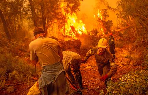 Bomberos y voluntarios combaten desde ayer un incendio en el pueblo de Glatsona, en la isla griega de Evia. El clima extremo resultante del calentamiento global empeora desde 1950 en forma de aumento de las temperaturas, tormentas más frecuentes y feroces, olas de calor, sequías, inundaciones y aumentos del nivel del mar, de acuerdo con el informe de un panel Intergubernamental de expertos.