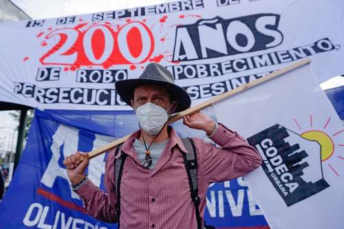 Cientos de guatemaltecos bloquearon ayer unos 40 tramos carreteros para exigir la renuncia del presidente Alejandro Giammattei, y de la fiscal general, Consuelo Porras, a quienes acusan de corrupción. El Comité de Desarrollo Campesino, convocante de la movilización, pide conformar “un gobierno transitorio que convoque a un proceso de Asamblea Constituyente”. Las protestas arreciaron después de que Porras destituyó, a finales de julio, a Juan Francisco Sandoval, jefe de la Fiscalía Especial Contra la Impunidad. Giammattei, médico de profesión, también ha sido fuertemente criticado por el manejo de la pandemia de Covid-19 y la falta de vacunas.