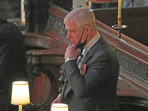 El príncipe británico Andrés (en imagen de archivo) fue demandado ayer por haber abusado sexualmente en tres ocasiones de una mujer que asegura haber sido víctima de la trata de personas, de lo cual responsabiliza al difunto millonario Jeffrey Epstein. En una demanda civil presentada en Manhattan, Virginia Giuffre acusó a Andrés de haber abusado de ella hace dos décadas, cuando tenía menos de 18 años. El príncipe había dicho a la BBC en 2019 que no recordaba haber conocido a la víctima. Según la querella, la afectada sostiene que Andrés la obligó a tener relaciones en la casa londinense de Ghislaine Maxwell, socia de Epstein, quien enfrenta un proceso por tráfico sexual.