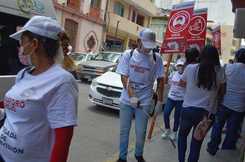 Brigadistas recorren el centro y la periferia de Chilpancingo, Guerrero, para invitar a la población a cumplir con las medidas contra el Covid-19, entre ellas el uso de cubrebocas, la sana distancia y el lavado frecuente de manos para evitar los contagios de la tercera ola de ese mal.