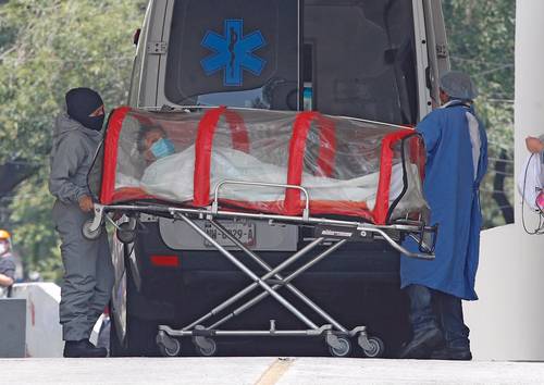 Un hombre llega a la zona de Covid-19 en el Hospital General de Zona 1A del IMSS, al sur de la Ciudad de México.